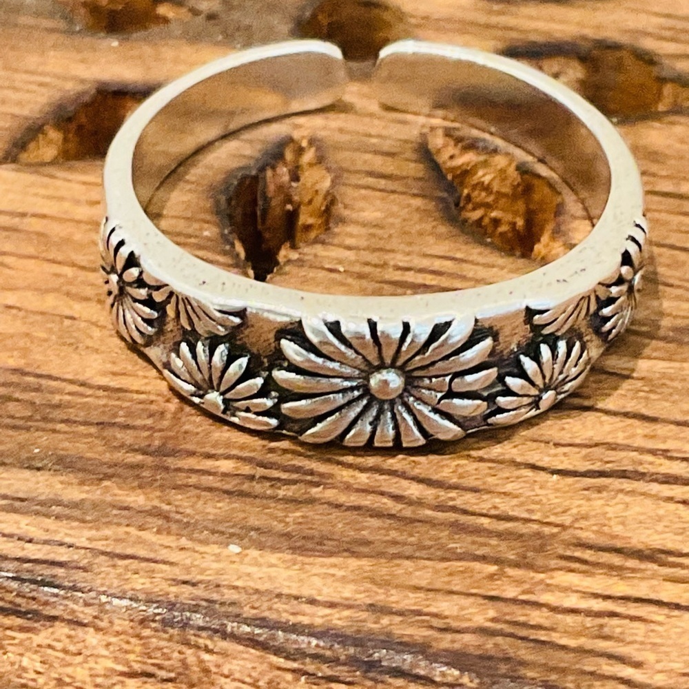 Antique Silver Tone Flower Decor Ring